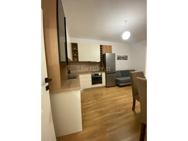 Tirane, jepet me qera apartament 2+1 Kati 1, 63 m² 700 € 