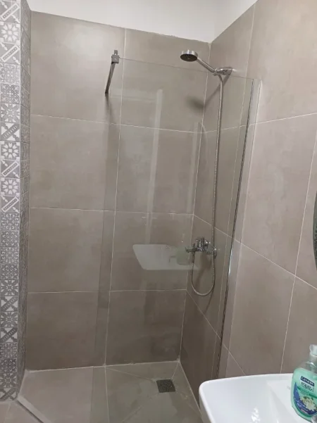 Tirane, jepet me qera apartament 1+1 Kati 6, 57 m² 650 € (Rruga Karl Gega)