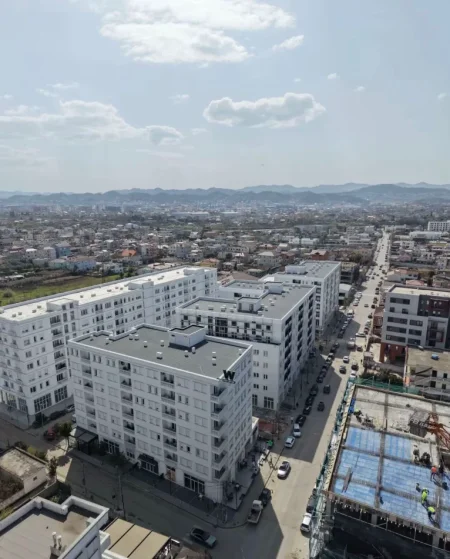 Tirane, shitet dyqan Kati 0, 76 m² 190.000 € (Kamez)