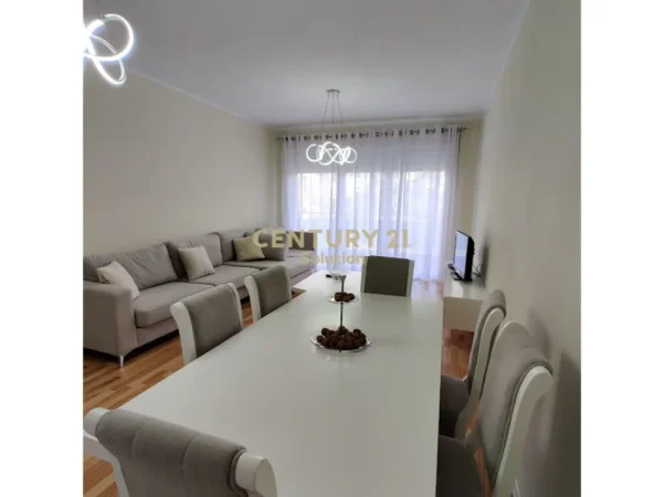 Tirane, jepet me qira apartament 2+1 Kati 2, 120 m²,650€