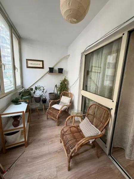 Tirane, jepet me qera apartament 2+1 Kati 4, 100 m² 800 € (Ish Blloku)