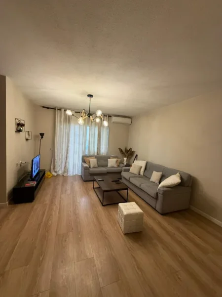 Tirane, jepet me qera apartament 2+1 Kati 4, 100 m² 800 € (Ish Blloku)