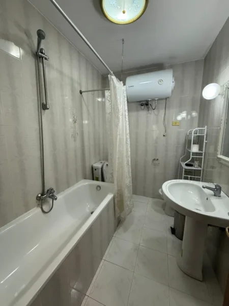 Tirane, jepet me qera apartament 2+1 Kati 4, 100 m² 800 € (Ish Blloku)