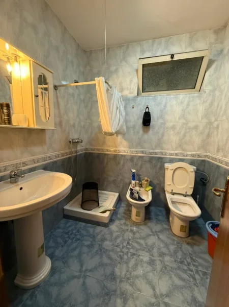 Tirane, jepet me qera apartament 2+1 Kati 4, 100 m² 800 € (Ish Blloku)
