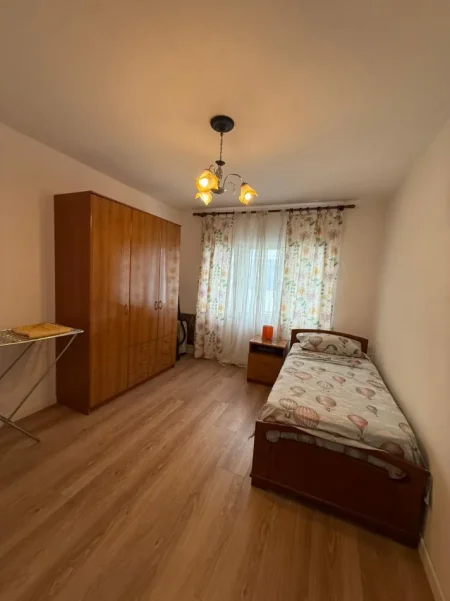 Tirane, jepet me qera apartament 2+1 Kati 4, 100 m² 800 € (Ish Blloku)