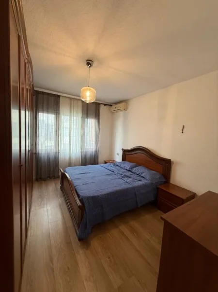 Tirane, jepet me qera apartament 2+1 Kati 4, 100 m² 800 € (Ish Blloku)
