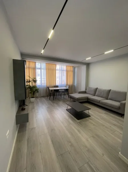 Tirane, jepet me qera apartament 2+1+Aneks+Ballkon Kati 5, 109 m² 850 € (21 Dhjetori)