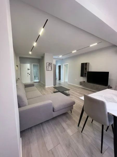 Tirane, jepet me qera apartament 2+1+Ballkon Kati 5, 109 m² 850 € (21 Dhjetori)