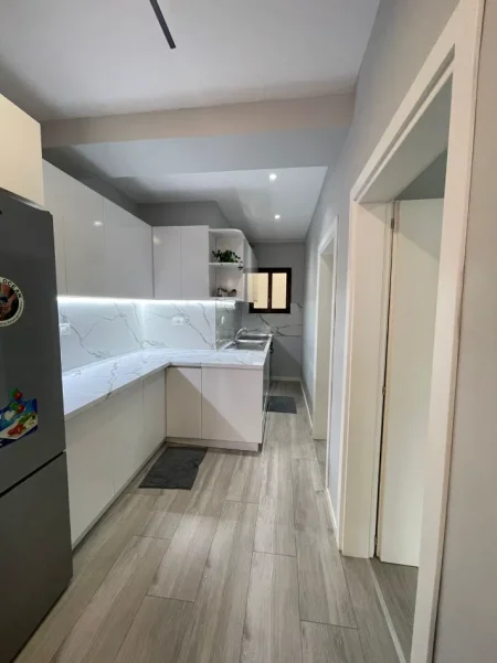 Tirane, jepet me qera apartament 2+1+Ballkon Kati 5, 109 m² 850 € (21 Dhjetori)
