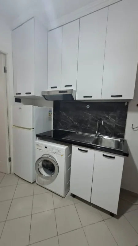 Tirane, jepet me qera apartament 1+1 Kati 3, 49 m² 380 € (Rruga 5 maji)