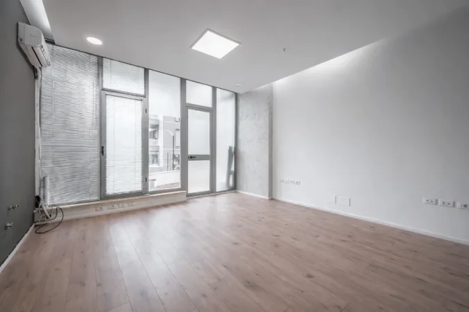 Tirane, jepet me qera ambjent biznesi Kati 1, 31 m² 50,000 ALL (Prane Fakultetit Juridik, Tirane)