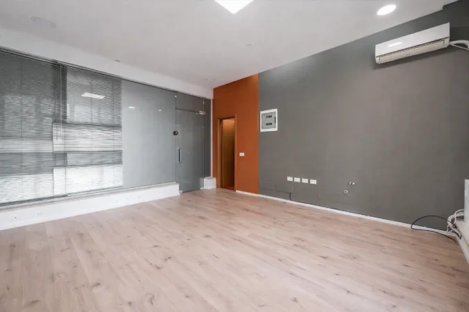 Tirane, jepet me qera ambjent biznesi Kati 1, 31 m² 50,000 ALL (Prane Fakultetit Juridik, Tirane)