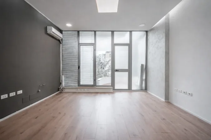 Tirane, jepet me qera ambjent biznesi Kati 1, 31 m² 50,000 ALL (Prane Fakultetit Juridik, Tirane)