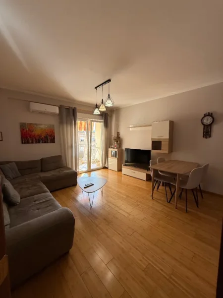 Tirane, jepet me qera apartament 1+1 Kati 5, 80 m² 700 € (SHESHI SKENDERBEJ)