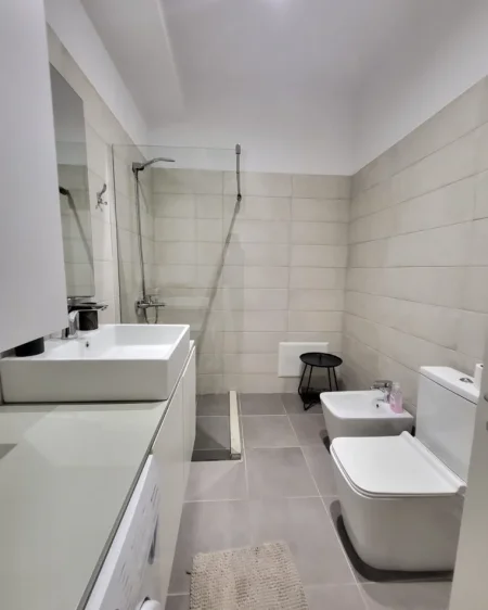 Tirane, jepet me qera apartament 1+1 Kati 7, 62 m² 420 € (KOMPLEKSI MANGALEMI)