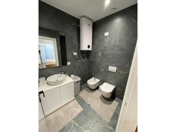 Tirane, jepet me qera apartament 2+1 Kati 8, 126 m² 1.800 € (Rruga e Kosovareve)