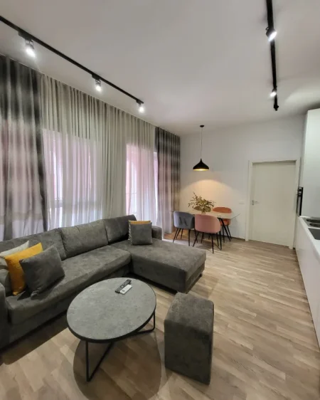 Tirane, jepet me qera 1+1 , 62 m² 420 € (Ali Demi)