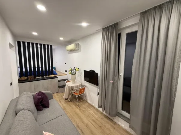 JEPET ME QERA APARTAMENT 1+1 TEK  ISH TREGU ELEKTRIK NE ALI DEM,  450 Euro