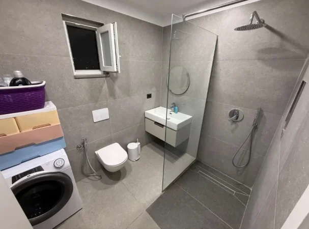 JEPET ME QERA APARTAMENT 1+1 TEK  ISH TREGU ELEKTRIK NE ALI DEM,  450 Euro