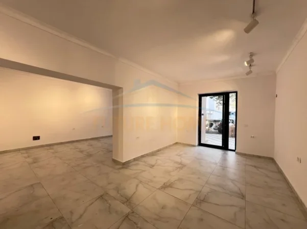 Shqiperi, jepet me qera ambjent biznesi Kati 0, 70 m² 2.000 € 