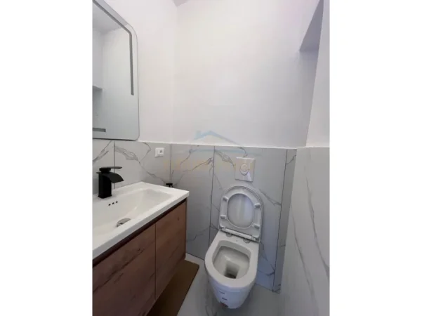 Shqiperi, jepet me qera ambjent biznesi Kati 0, 70 m² 2.000 € 