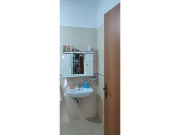 Tirane, jepet me qera apartament 2+1 Kati 7, 110 m² 850 € (Rruga e Kavajes)