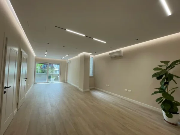 Tirane, jepet me qera ambjent biznesi Kati 2, 131 m² 2.500 € (Stadiumi Air Albania)