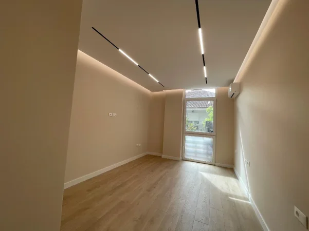 Tirane, jepet me qera ambjent biznesi Kati 2, 131 m² 2.500 € (Stadiumi Air Albania)