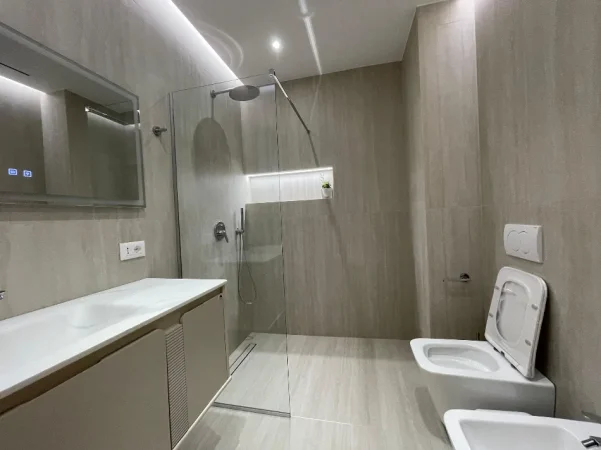 Tirane, jepet me qera ambjent biznesi Kati 2, 131 m² 2.500 € (Stadiumi Air Albania)