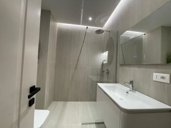 Tirane, jepet me qera ambjent biznesi Kati 2, 131 m² 2.500 € (Stadiumi Air Albania)