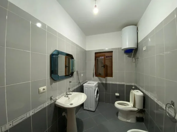Tirane, jepet me qera garsonier Kati 2, 300 € (5 Maji)