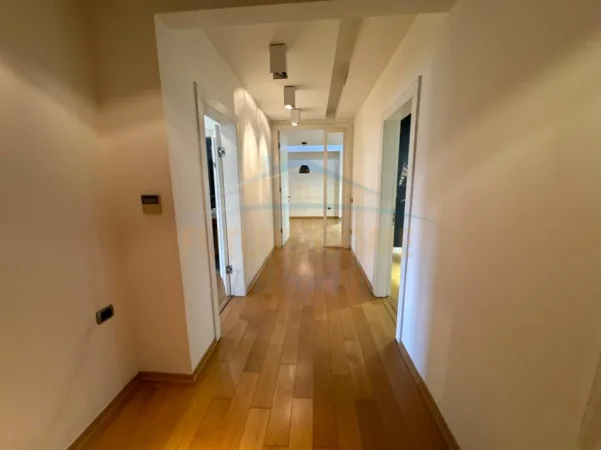 Tirane, jepet me qera apartament 3+1+2 Kati 1, 139 m² 2.000 €