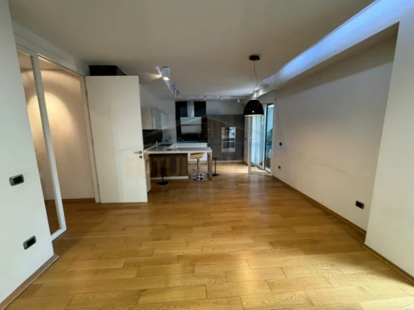 Tirane, jepet me qera apartament 3+1+2 Kati 1, 139 m² 2.000 €