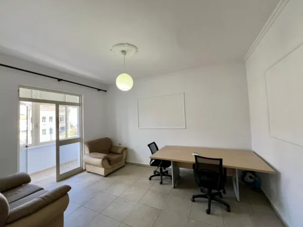 Tirane, jepet me qera apartament 2+1+Ballkon Kati 4, 65 m² 450 € (Bulevardi zogu i pare)