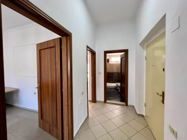 Tirane, jepet me qera apartament 2+1+Ballkon Kati 4, 65 m² 450 € (Bulevardi zogu i pare)
