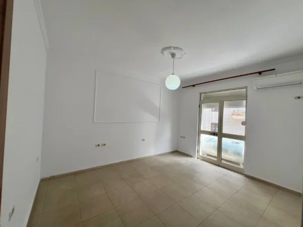 Tirane, jepet me qera apartament 2+1+Ballkon Kati 4, 65 m² 450 € (Bulevardi zogu i pare)