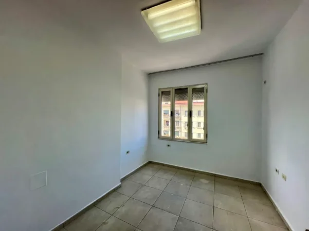 Tirane, jepet me qera apartament 2+1+Ballkon Kati 4, 65 m² 450 € (Bulevardi zogu i pare)