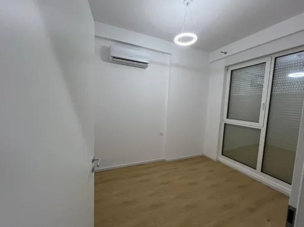 Tirane, jepet me qera Vile 4+1 Kati 2, 210 m² 1.300 € (REZIDENCA ABA)