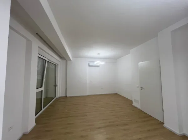 Tirane, jepet me qera Vile 4+1 Kati 2, 210 m² 1.300 € (REZIDENCA ABA)