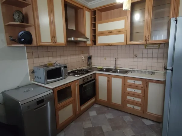 Tirane, jepet me qera apartament 1+1+Ballkon Kati 10, 70 m² 600 € (Shkolla e Baletit /Rruga Petro Nini Luarasi)