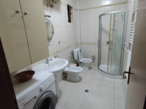 Tirane, jepet me qera apartament 1+1+Ballkon Kati 10, 70 m² 600 € (Shkolla e Baletit /Rruga Petro Nini Luarasi)
