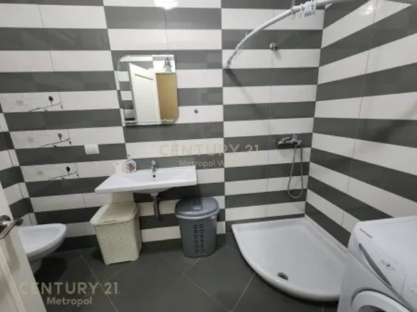 Tirane, jepet me qera apartament 2+1 Kati 5, 100 m² 800 € (Rruga Mujo Ulqinaku)