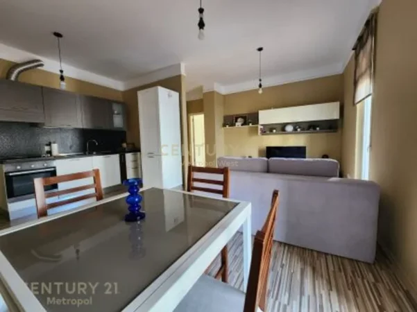 Tirane, jepet me qera apartament 2+1 Kati 5, 100 m² 800 € (Rruga Mujo Ulqinaku)