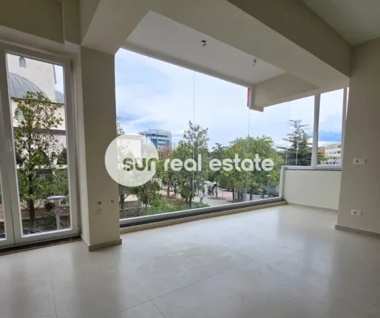 Shkoder, jepet me qera ambjent biznesi Kati 1, 67 m² 700 € (PARRUCE)