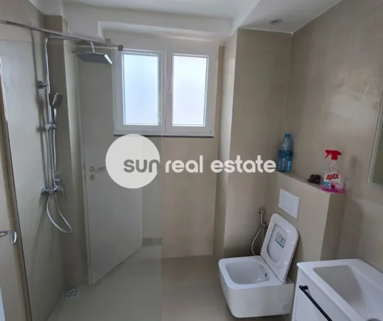 Shkoder, jepet me qera ambjent biznesi Kati 1, 67 m² 700 € (PARRUCE)