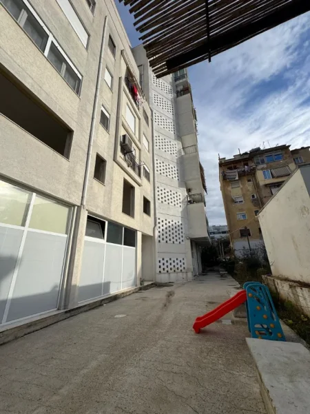 Tirane, jepet me qera zyre Kati 0, 120 m² 1.000 € (RRUGA E DIBRES)