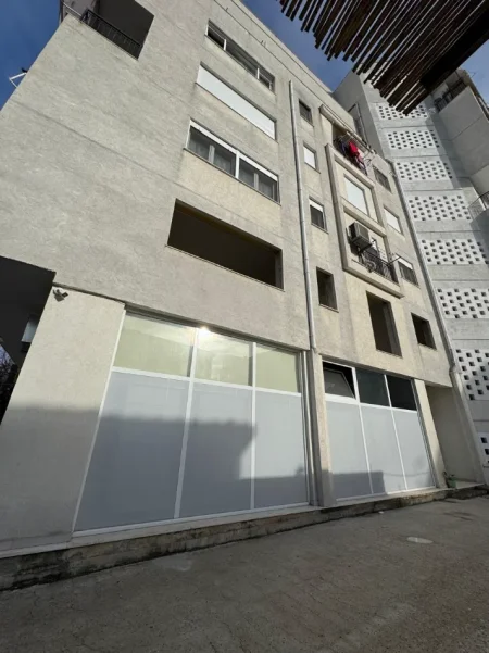Tirane, jepet me qera zyre Kati 0, 120 m² 1.000 € (RRUGA E DIBRES)