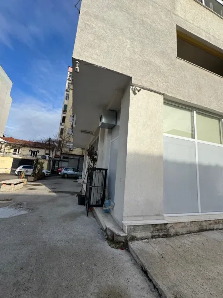 Tirane, jepet me qera zyre Kati 0, 120 m² 1.000 € (RRUGA E DIBRES)