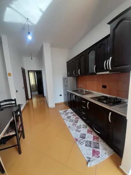 Jepet me Qera Banesë 1+1, Mobiluar,Kati 3, Çmimi 43.000 Lekë te Reja,Tek 21 DHJETORI, Tiranë.