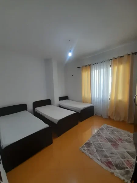 Jepet me Qera Banesë 1+1, Mobiluar,Kati 3, Çmimi 43.000 Lekë te Reja,Tek 21 DHJETORI, Tiranë.